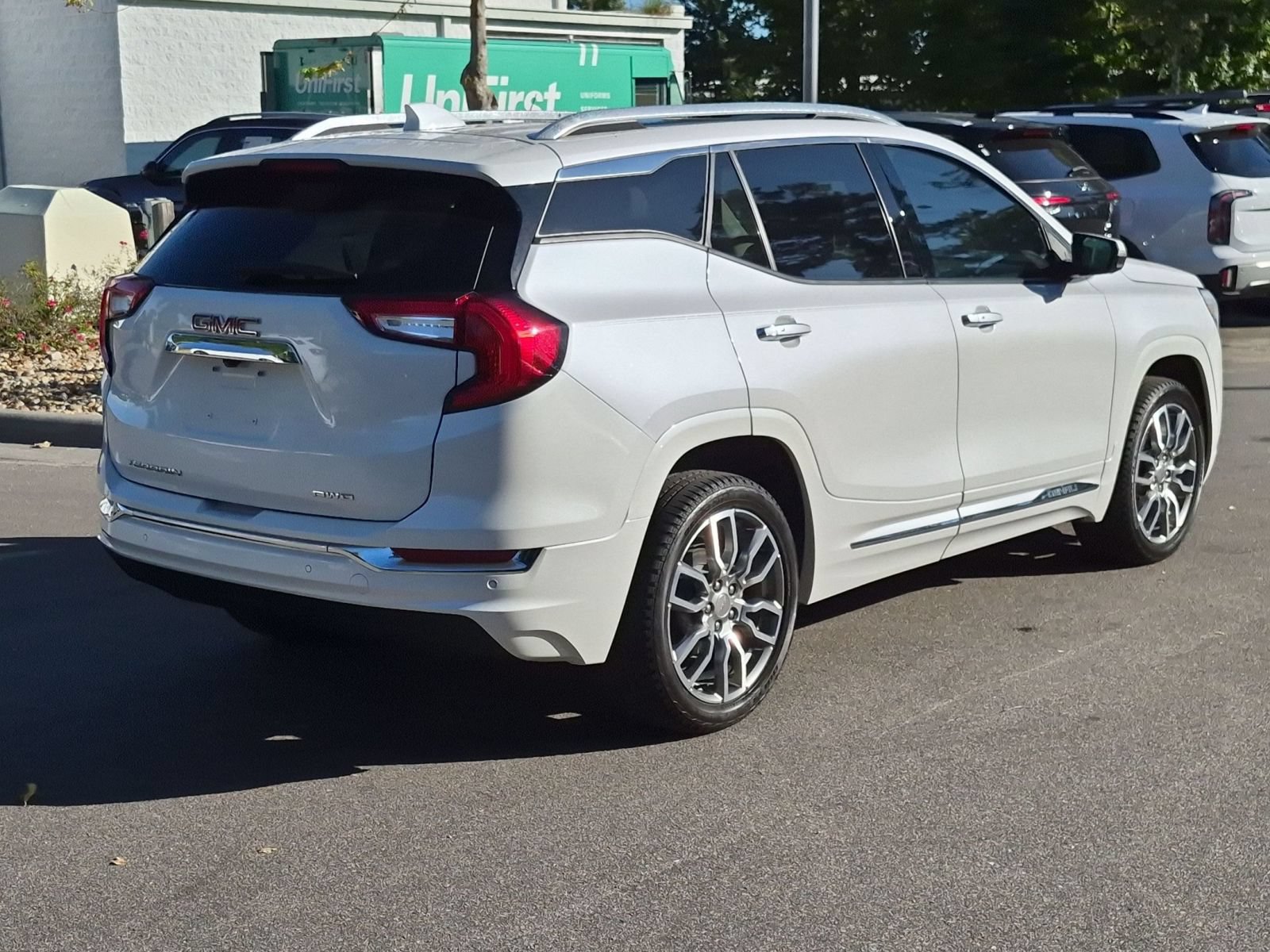 Used 2022 GMC Terrain Denali w/ Denali Premium Package AWD/4WD image 3