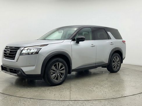 Used 2025 Nissan Pathfinder SV FWD image 3