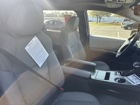 New 2026 Toyota Sienna XLE image 39