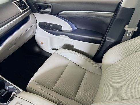 Used 2019 Toyota Highlander Limited image 23