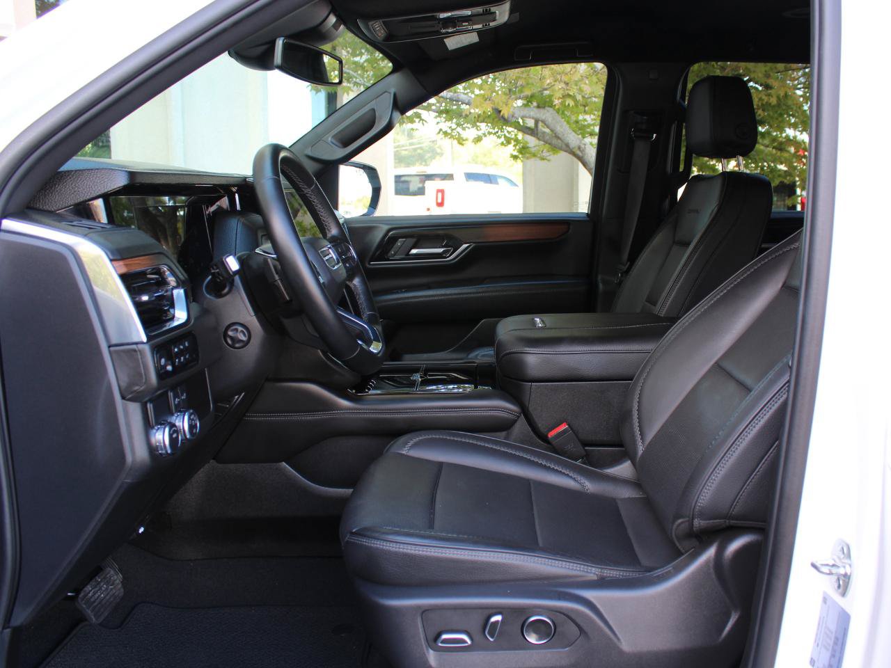 Used 2025 GMC Yukon Denali RWD image 15