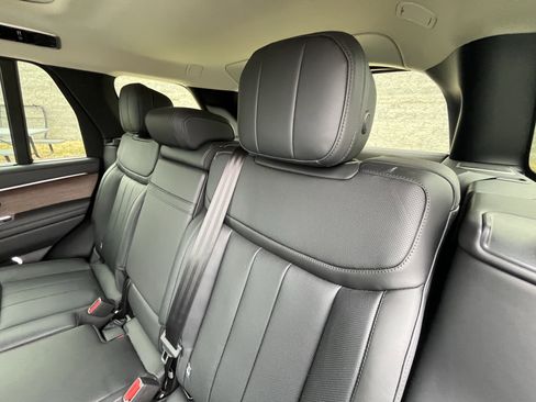 Certified 2025 Land Rover Range Rover SE image 30