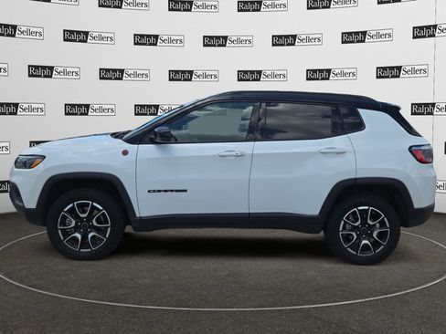 Used 2025 Jeep Compass Trailhawk w/ Trailer Tow Group AWD/4WD image 3