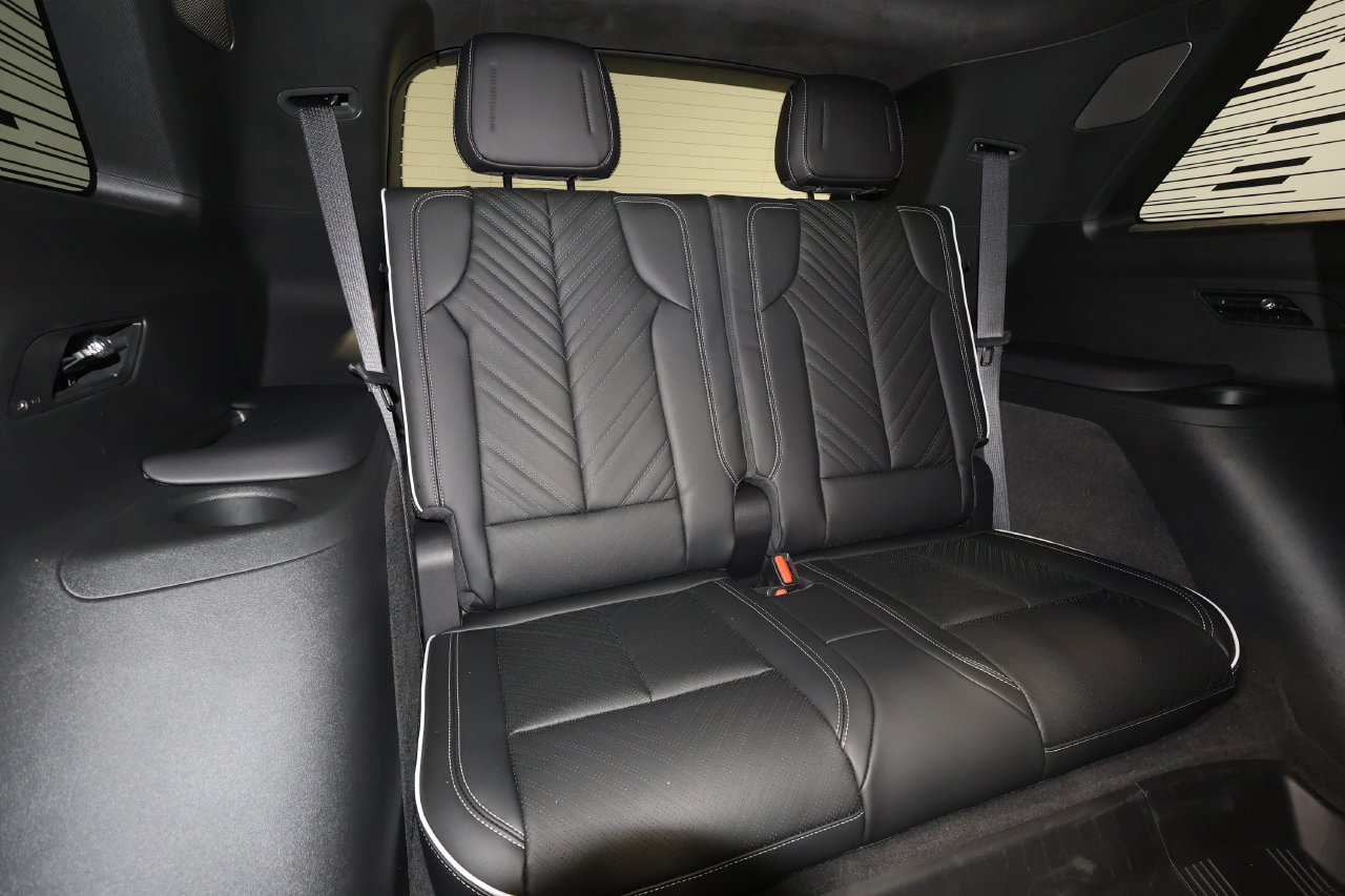 Used 2026 Cadillac Vistiq Platinum w/ LPO, Floor Liner Package AWD/4WD image 25