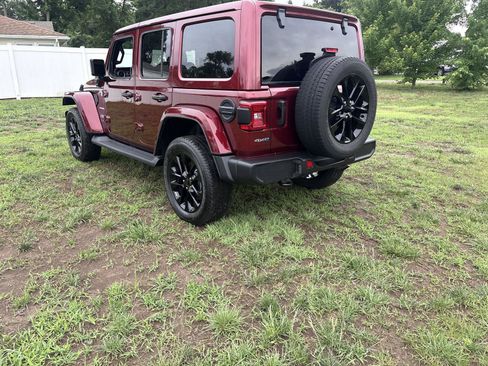 Used 2021 Jeep Wrangler Unlimited Sahara w/ Dual Top Group AWD/4WD image 7
