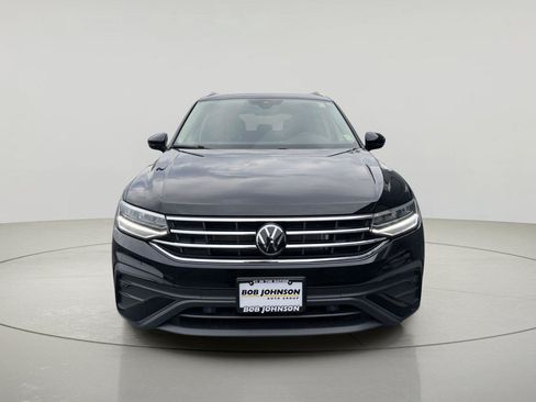 Used 2024 Volkswagen Tiguan SE w/ Panoramic Sunroof Package AWD/4WD image 2