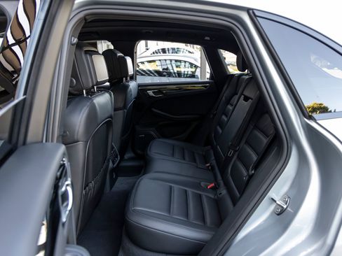 Certified 2025 Porsche Macan AWD/4WD image 44