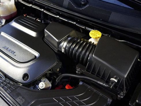 Used 2024 Chrysler Pacifica Touring-L image 36