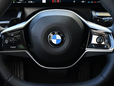 Used 2025 BMW 530i w/ Premium Package RWD image 30