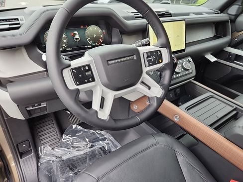 New 2024 Land Rover Defender 110 SE image 14