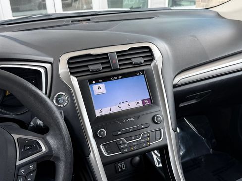 Used 2019 Ford Fusion SE FWD image 33