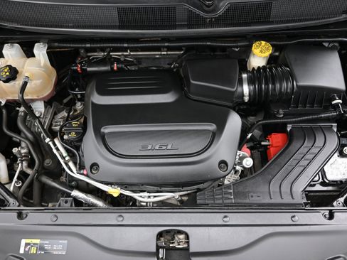 Used 2020 Chrysler Pacifica Touring-L image 29