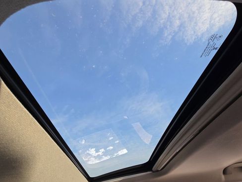 Used 2025 Nissan Sentra SR w/ SR Premium Package image 27