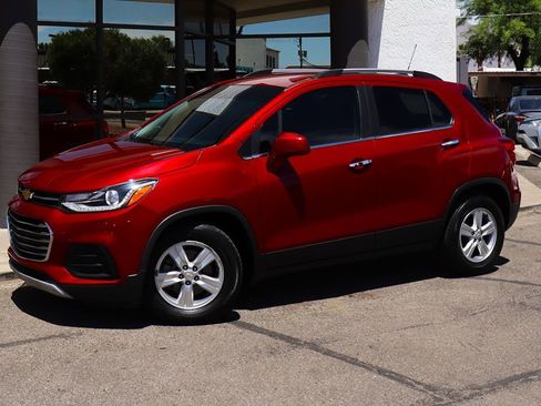 Used 2019 Chevrolet Trax LT w/ LT Convenience Package FWD image 3