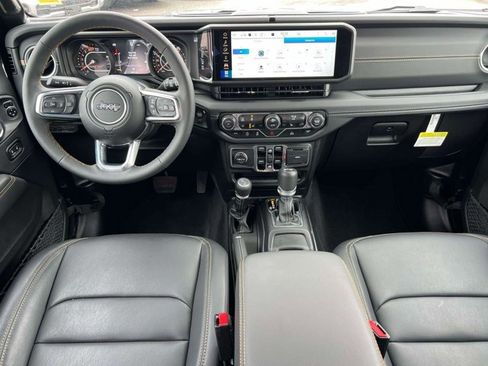 Used 2025 Jeep Wrangler Sahara image 11