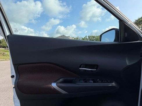 Used 2022 Nissan Kicks SR FWD image 9