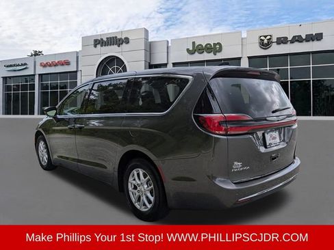 Used 2023 Chrysler Pacifica Touring-L FWD image 5