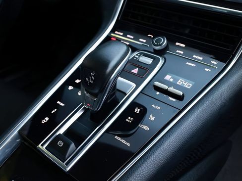 Used 2020 Porsche Panamera RWD image 28