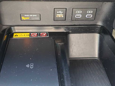 Used 2025 Toyota Camry LE w/ Convenience Package image 31