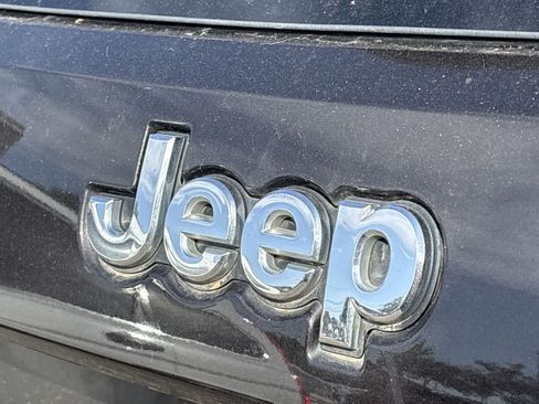 Used 2017 Jeep Grand Cherokee Overland w/ Jeep Active Safety Group AWD/4WD image 10