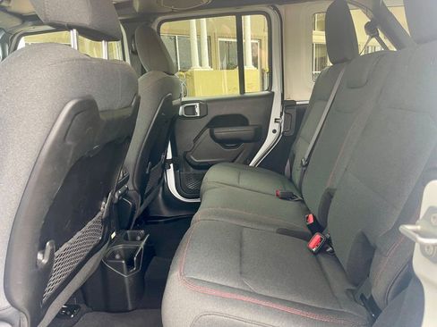 Used 2025 Jeep Wrangler Rubicon image 12