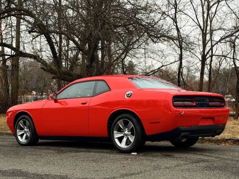 Used 2015 Dodge Challenger SXT RWD image 3