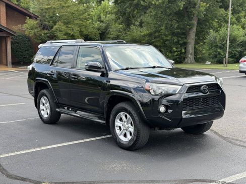 Used 2019 Toyota 4Runner SR5 AWD/4WD image 7