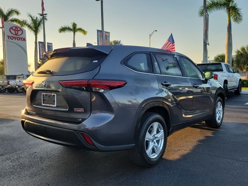 Used 2024 Toyota Highlander LE image 12