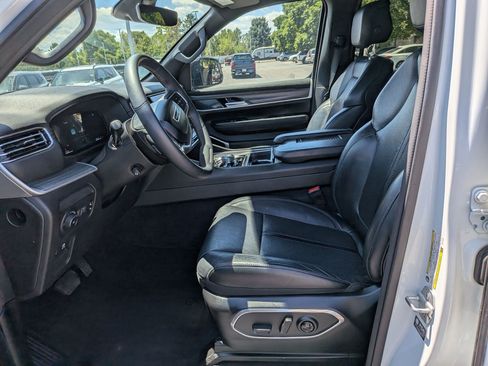 Used 2024 Jeep Wagoneer Series III AWD/4WD image 25
