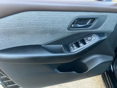 Used 2023 Nissan Rogue S AWD/4WD image 7