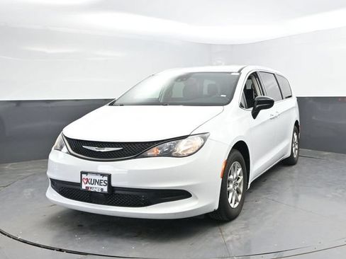 Used 2024 Chrysler Voyager LX FWD image 6
