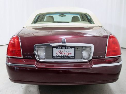 Used 2010 Lincoln Town Car Signature Limited RWD image 14