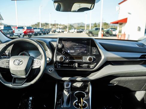 Certified 2023 Toyota Highlander LE image 13
