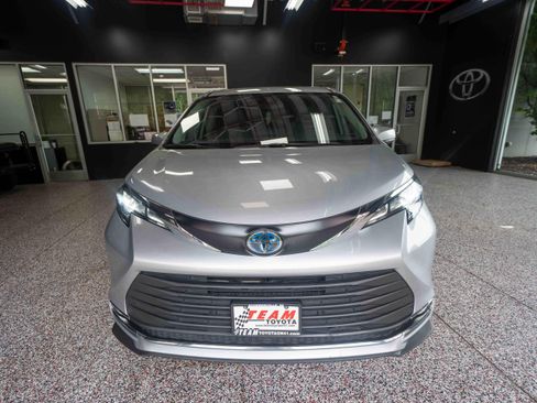 Used 2023 Toyota Sienna XLE FWD image 6
