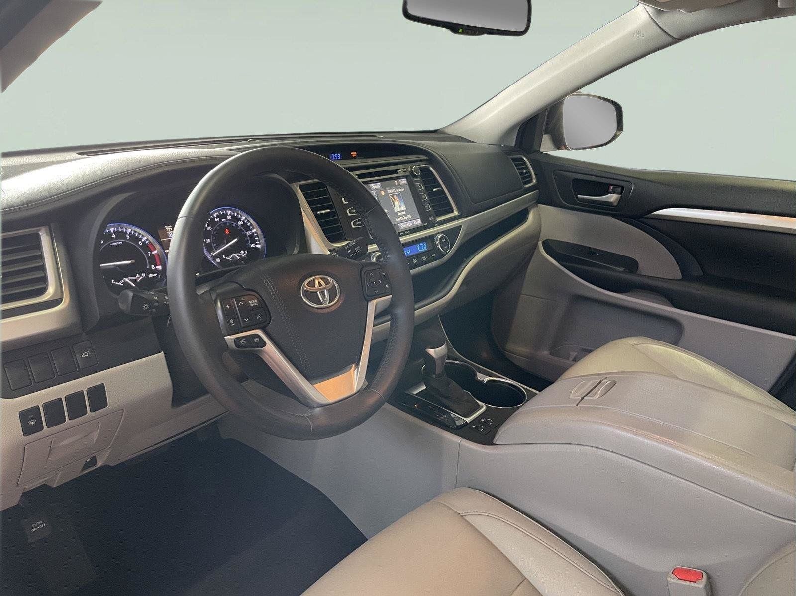 Used 2016 Toyota Highlander XLE AWD/4WD image 13