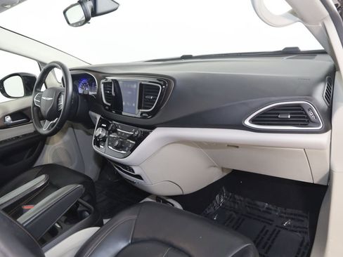 Used 2017 Chrysler Pacifica Touring-L image 40