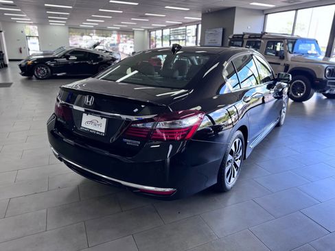 Used 2017 Honda Accord Touring image 5