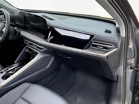 Used 2025 Audi Q5 Premium image 16