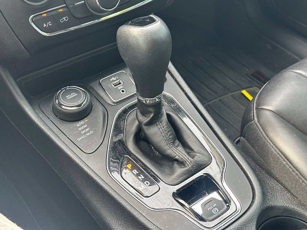 Used 2019 Jeep Cherokee Latitude Plus AWD/4WD image 26