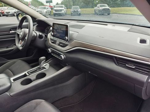 Used 2025 Nissan Altima 2.5 SV FWD image 34