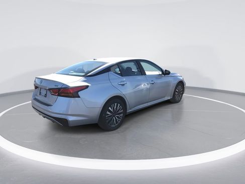 Used 2024 Nissan Altima 2.5 SV image 8