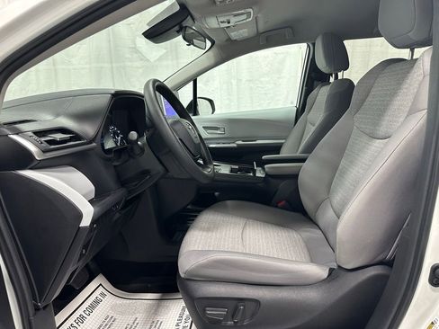 Used 2025 Toyota Sienna LE FWD image 14