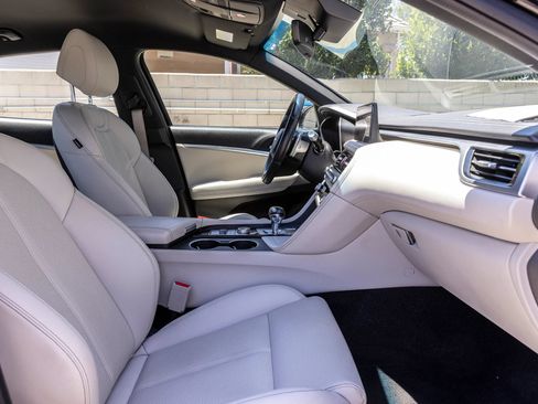 Used 2025 Genesis G70 2.5T RWD image 28