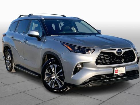 Certified 2025 Toyota Highlander XLE image 2