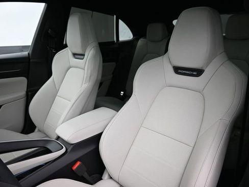Certified 2025 Porsche Macan Electric RWD image 5