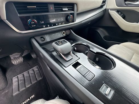 Used 2025 Nissan Rogue SV FWD image 31