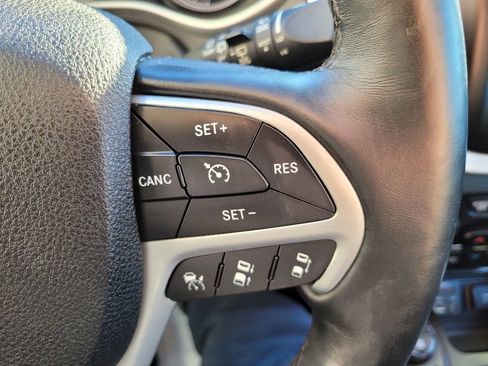 Used 2016 Jeep Cherokee Overland w/ Technology Group image 31