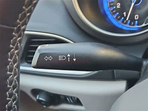 Used 2023 Chrysler Pacifica Touring-L image 27