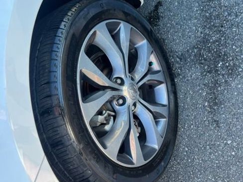 Used 2017 Chrysler Pacifica Limited w/ Tire & Wheel Group FWD image 10