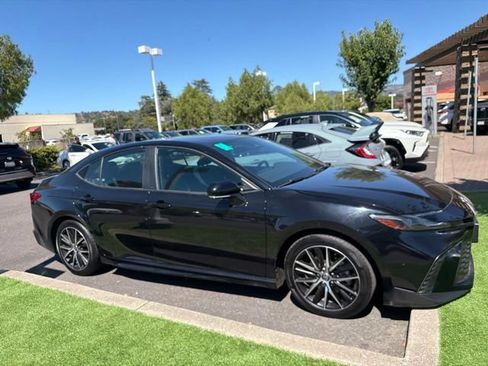 Used 2025 Toyota Camry SE FWD image 4
